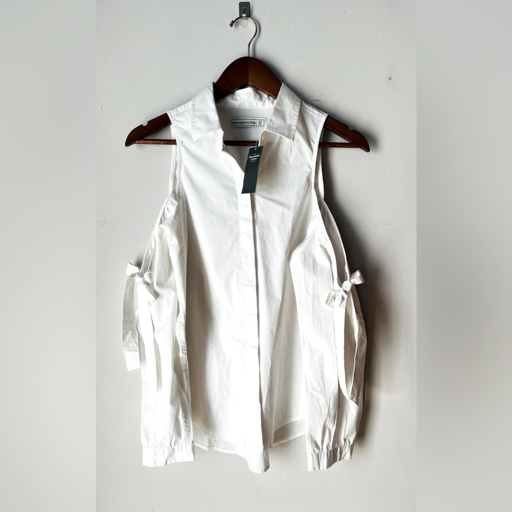 NWT Abercrombie White Button Down, M. Keyhole Shoulders w/Adjustable Ties